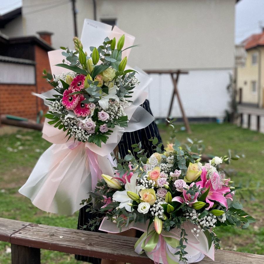 Dva buketa s gerberima, ljiljanima i eukaliptusom