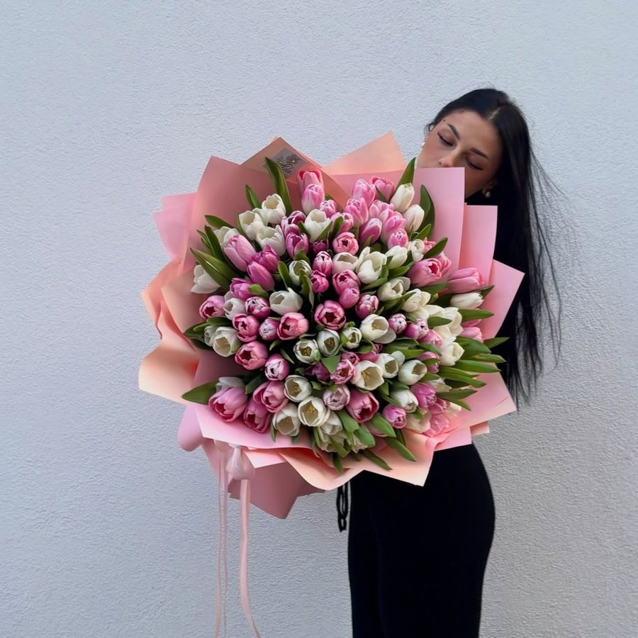 Veliki buket roze i bijelih tulipana u roze papiru — Cvjećara ADA, Visoko
