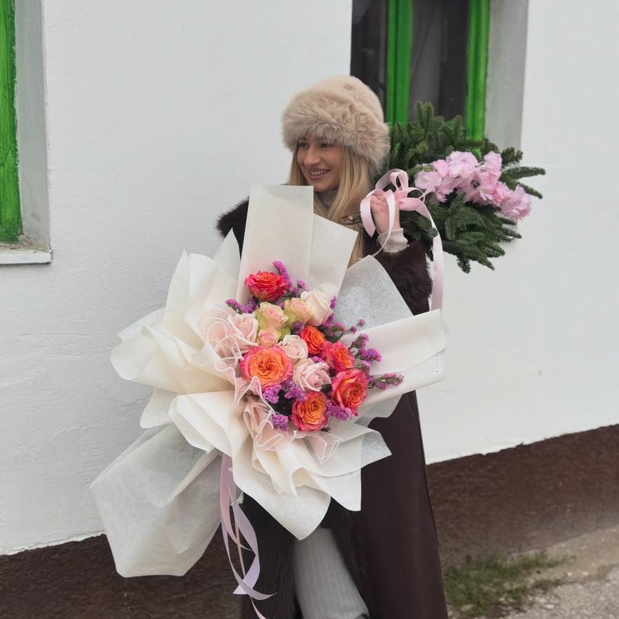 Zimski buket narandžastih i roze ruža s vijencem od jelke
